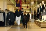 Amsterdam 3 december 2006
Bekende Nederlanders verkopen art bags tbv het aidsfonds in de bijenkorf in Amsterdam. Henk Schiffmacher met zijn vrouw Louise en hun hond