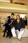 Amsterdam 3 december 2006
Bekende Nederlanders verkopen art bags tbv het aidsfonds in de bijenkorf in Amsterdam. Henk Schiffmacher met zijn vrouw Louise en hun hond
