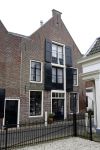 Loenen aan de Vecht 7 november 2006
Leila Jacobs huurt in Loenen een bovenwoning nadat ze door haar moeder Rita Reys op straat is gezet met haar zoon en vriend.