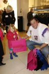 Amsterdam 3 december 2006
Bekende Nederlanders verkopen art bags tbv het aidsfonds in de bijenkorf in Amsterdam. Menno Kohler