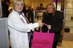 Amsterdam 3 december 2006
Bekende Nederlanders verkopen art bags tbv het aidsfonds in de bijenkorf in Amsterdam. Nelly Frijda