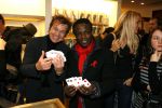 Amsterdam 1 december 2006
De Armani winkel op de pc hooftstraat organiseert een aan tbv het aidsfonds. Regilio Tuur als goochelaar
