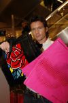Amsterdam 3 december 2006
Bekende Nederlanders verkopen art bags tbv het aidsfonds in de bijenkorf in Amsterdam.Sander Janson