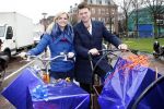 Amsterdam 3 december 2009
Beau v Erven Dorens en een zwangere Tooske Ragas delen voor de staatsloterij met de bakfiets cadeautjes uit.
Peter Smulders bv