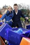 Amsterdam 3 december 2009
Beau v Erven Dorens en een zwangere Tooske Ragas delen voor de staatsloterij met de bakfiets cadeautjes uit.
Peter Smulders bv