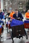 Amsterdam 3 december 2009
Beau v Erven Dorens en een zwangere Tooske Ragas delen voor de staatsloterij met de bakfiets cadeautjes uit.
Peter Smulders bv
