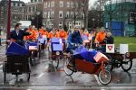 Amsterdam 3 december 2009
Beau v Erven Dorens en een zwangere Tooske Ragas delen voor de staatsloterij met de bakfiets cadeautjes uit.
Peter Smulders bv