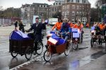 Amsterdam 3 december 2009
Beau v Erven Dorens en een zwangere Tooske Ragas delen voor de staatsloterij met de bakfiets cadeautjes uit.
Peter Smulders bv