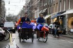 Amsterdam 3 december 2009
Beau v Erven Dorens en een zwangere Tooske Ragas delen voor de staatsloterij met de bakfiets cadeautjes uit.
Peter Smulders bv
