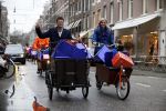 Amsterdam 3 december 2009
Beau v Erven Dorens en een zwangere Tooske Ragas delen voor de staatsloterij met de bakfiets cadeautjes uit.
Peter Smulders bv