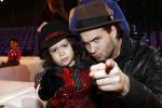 Amsterdam 8 december 2009
Sterren kinderen dansen op het ijs in de rai. Boris Titulaar met vrouw en zoontje Django
Peter Smulders bv