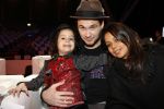 Amsterdam 8 december 2009
Sterren kinderen dansen op het ijs in de rai. Boris Titulaar met vrouw en zoontje Django
Peter Smulders bv