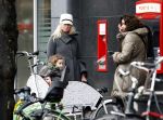 Amsterdam 27 november 2009
Bridget Maasland op bakfiets en pinnen bij de bank.
Peter Smulders bv