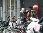 Amsterdam 27 november 2009
Bridget Maasland op bakfiets en pinnen bij de bank.
Peter Smulders bv