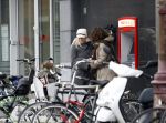 Amsterdam 27 november 2009
Bridget Maasland op bakfiets en pinnen bij de bank.
Peter Smulders bv