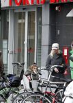 Amsterdam 27 november 2009
Bridget Maasland op bakfiets en pinnen bij de bank.
Peter Smulders bv