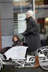 Amsterdam 27 november 2009
Bridget Maasland op bakfiets en pinnen bij de bank.
Peter Smulders bv