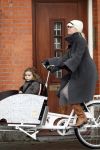Amsterdam 27 november 2009
Bridget Maasland op bakfiets en pinnen bij de bank.
Peter Smulders bv
