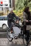 Amsterdam 27 november 2009
Bridget Maasland op bakfiets en pinnen bij de bank.
Peter Smulders bv
