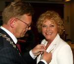 Soestduinen 26 april 2003
Conny Vink krijgt koninklijke onderscheiding