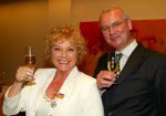 Soestduinen 26 april 2003
Conny Vink krijgt koninklijke onderscheiding
Conny met haar man JP
