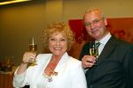 Soestduinen 26 april 2003
Conny Vink krijgt koninklijke onderscheiding
Conny met haar man JP