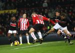 Eindhoven, 12 December 2009
Kompetitiewedstrijd PSV-AZ, eindstand 1-0 Seizoen 2009/2010
Danny Koevermans probeert doelman Sergio Romero te passeren
Foto Junior Smulders