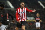 Eindhoven, 12 December 2009
Kompetitiewedstrijd PSV-AZ, eindstand 1-0 Seizoen 2009/2010
Danny Koevermans probeert doelman Sergio Romero te passeren
Foto Junior Smulders
