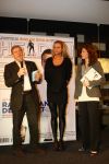 Arnhem, Papendal 8 December 2009
Presentatie 3e uitgave van het magazine HELDEN van Frits Barend en zijn dochter Barbara Barend
Barbara Barend met haar vader Frits Barend en Inge de Bruijn
Foto Peter Smulders