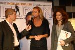Arnhem, Papendal 8 December 2009
Presentatie 3e uitgave van het magazine HELDEN van Frits Barend en zijn dochter Barbara Barend
Barbara Barend met haar vader Frits Barend en Inge de Bruijn
Foto Peter Smulders
