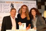 Arnhem, Papendal 8 December 2009
Presentatie 3e uitgave van het magazine HELDEN van Frits Barend en zijn dochter Barbara Barend
Barbara Barend met haar vader Frits Barend en Inge de Bruijn
Foto Peter Smulders
