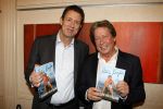 Amsterdam Schiphol 23 november 2009
Presentatie boek Hans Kazan in het Hilton hotel. Ruud Hendriks reikt het eerste boek uit
Peter Smulders bv