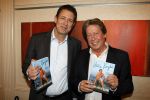 Amsterdam Schiphol 23 november 2009
Presentatie boek Hans Kazan in het Hilton hotel. Ruud Hendriks reikt het eerste boek uit
Peter Smulders bv