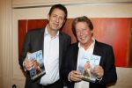Amsterdam Schiphol 23 november 2009
Presentatie boek Hans Kazan in het Hilton hotel. Ruud Hendriks reikt het eerste boek uit
Peter Smulders bv