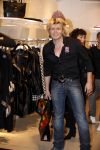 Amsterdam 28 november 2009
Bn ers lopen modeshow en verkopen art bags voor het aids fonds in de bijenhkorf. hans Klok
Peter Smulders bv
