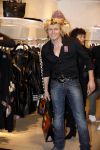 Amsterdam 28 november 2009
Bn ers lopen modeshow en verkopen art bags voor het aids fonds in de bijenhkorf. hans Klok
Peter Smulders bv