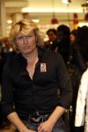 Amsterdam 28 november 2009
Bn ers lopen modeshow en verkopen art bags voor het aids fonds in de bijenhkorf. hans Klok
Peter Smulders bv