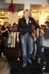 Amsterdam 28 november 2009
Bn ers lopen modeshow en verkopen art bags voor het aids fonds in de bijenhkorf. hans Klok
Peter Smulders bv