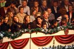 Kerstcircus Herman Renz met BN-ers
Humberto Tan tijdens zijn uitvoering aan de trapeze
Zijn vrouw Ineke Tan kijkt met haar kinderen gespannen toe
Foto Peter Smulders BV