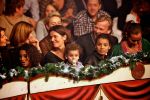 Kerstcircus Herman Renz met BN-ers
Humberto Tan tijdens zijn uitvoering aan de trapeze
Zijn vrouw Ineke Tan kijkt met haar kinderen gespannen toe
Foto Peter Smulders BV
