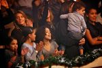 Kerstcircus Herman Renz met BN-ers
Humberto Tan tijdens zijn uitvoering aan de trapeze
Zijn vrouw Ineke Tan kijkt met haar kinderen gespannen toe
Foto Peter Smulders BV
