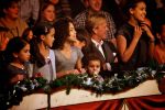 Kerstcircus Herman Renz met BN-ers
Humberto Tan tijdens zijn uitvoering aan de trapeze
Zijn vrouw Ineke Tan kijkt met haar kinderen gespannen toe
Foto Peter Smulders BV