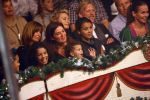 Kerstcircus Herman Renz met BN-ers
Humberto Tan tijdens zijn uitvoering aan de trapeze
Zijn vrouw Ineke Tan kijkt met haar kinderen gespannen toe
Foto Peter Smulders BV