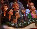 Kerstcircus Herman Renz met BN-ers
Humberto Tan tijdens zijn uitvoering aan de trapeze
Zijn vrouw Ineke Tan kijkt met haar kinderen gespannen toe
Foto Peter Smulders BV