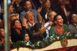 Kerstcircus Herman Renz met BN-ers
Humberto Tan tijdens zijn uitvoering aan de trapeze
Zijn vrouw Ineke Tan kijkt met haar kinderen gespannen toe
Foto Peter Smulders BV