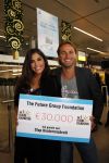 Schiphol 12 november 2009
John Ewbank overhandigt Yolanthe Cabau v Kasbergen cheque voor het goede doel op schiphol.
Peter Smulders bv