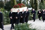 Amsterdam 8 december 2009
Begrafenis Ramses Shaffy op zorgvlied. Ramses vertrok met koets vanaf Carre. Daar waren Liesbeth List met man en dochter en Kitty Courbois
Peter Smulders bv