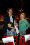 Helmond, 11 November 2009
Kerstcircus Herman renz met optreden BN-ers.
Marco Borsato met zijn drie kinderen.
Foto Peter Smulders