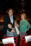 Helmond, 11 November 2009
Kerstcircus Herman renz met optreden BN-ers.
Marco Borsato met zijn drie kinderen.
Foto Peter Smulders