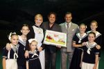 Kaatsheuvel 29 november 2009
Presentatie CD Sound of music in het efteling theater. Marco Borsato rijkt cd uit aan Wieneke Remmers en Rein Kolpa
Peter Smulders bv